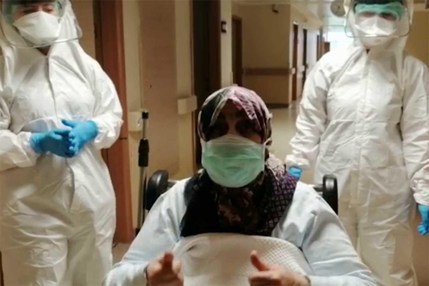 Coronavirus hastası Gülperi Koç (79) şifa bularak hastaneden çıktı